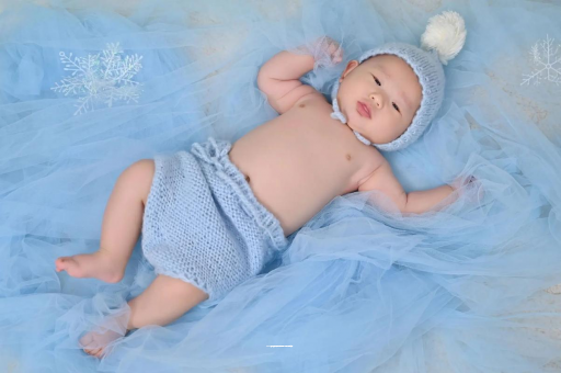 海安宝宝睡迷糊了才肯吃奶